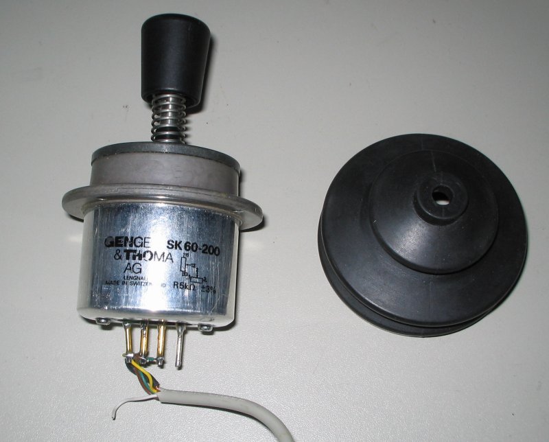 Genge & Thoma SK 60-200 industrial
joystick with dust boot removed Genge & Thoma SK 60-200 industrial joystick with dust
boot removed