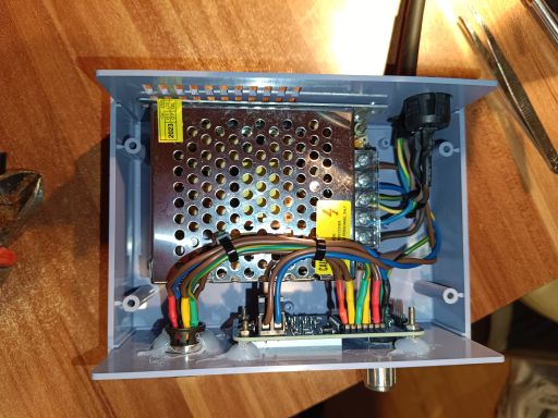 Inside view of J�nos's Weller WMRP
        station